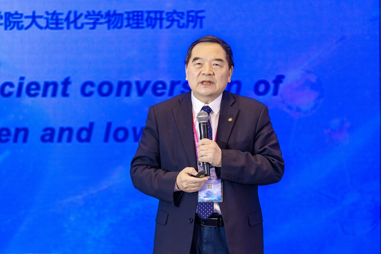 穿着西装笔挺的男子与配字

AI 生成的内容可能不正确。